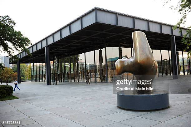 Berlin, Die Neue Nationalgalerie zeigt im Glaspavillon die jüngste Installation des britischen Architekten David Chipperfield "Sticks and Stones"....