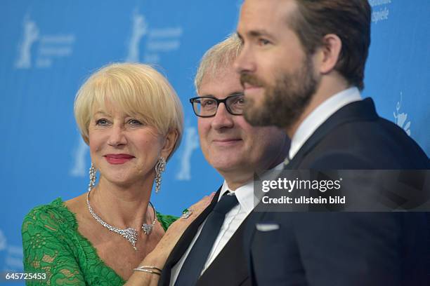 Schauspielerin Helen Mirren, Regisseur Simon Curtis und Schauspieler Ryan Reynolds während des Photocalls zum Film -LIFE- anlässlich der 65....