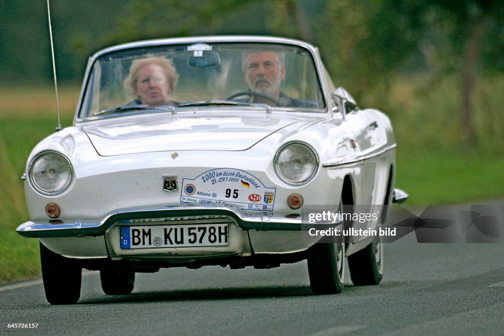 Von 2000 Km durch Deutschland Oldtimer - Rallay 2007. Hier Renault Floride S Bj.1963 - auf der Strecke zwischen Wolfsburg und Hannover .