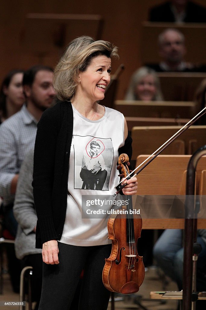 Deutsche Geigerin Anne-Sophie Mutter gastiert in Begleitung des Danish National Symphony Orchestra unter der Leitung des rumänischen Dirigenten Cristian Macelaru in der Philharmonie Köln