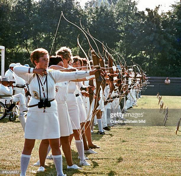 Bogenschießen Frauen- gesehen 1979 in Hannover Eilenriedestadion - eingescannt