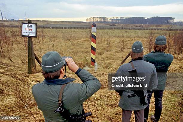 Zonengrenze bei Helmstedt 1973, Beamte vom Bundesgrenzschutz, li. Das Kraftwerk Harpke in der DDR