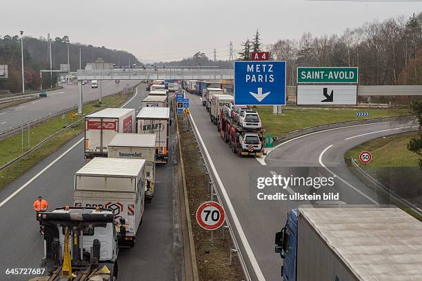 Französische LKW-Fahrer blockieren die Mautstelle der A4 im lothringeischen St. Avold. Dadurch staut sich der Schwerlastverkehr rund acht Kilometer...