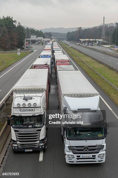 Französische LKW-Fahrer blockieren die Mautstelle der A4 im lothringeischen St. Avold. Dadurch staut sich der Schwerlastverkehr rund acht Kilometer...