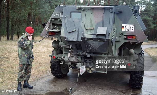Übungsleiter bei Kommunikation mit der Spürpanzer Fuchs Besatzung. Torgelow , 31. 01. 2002. Das ABC-Abwehrbataillon 805 war darstellende Truppe des...