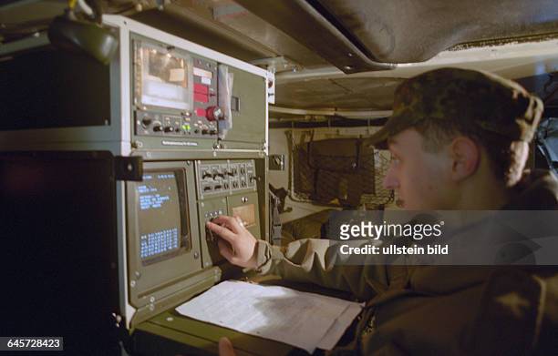 Soldat bei Analyse genommener Proben im Kampfraum des Spürpanzers Fuchs. Torgelow , 31. 01. 2002. Das ABC-Abwehrbataillon 805 war darstellende Truppe...
