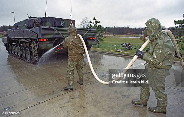 Dekontaminierung eines Kampfpanzers Leopard 2 A4. Torgelow , 31. 01. 2002. Das ABC-Abwehrbataillon 805 war darstellende Truppe des Manövers Eisbär...