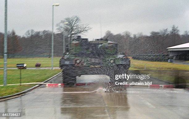 Kampfpanzer Leopard 2 A4 durchfährt das Hydroschild zur Unterbodenreinigung. Torgelow , 31. 01. 2002. Das ABC-Abwehrbataillon 805 war darstellende...