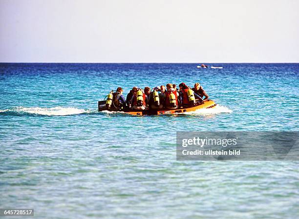 Taucher kehren zurück vom Tauchgang vor Jandia auf Fuerteventura-Süd - gesehen 1994 - eingescannt