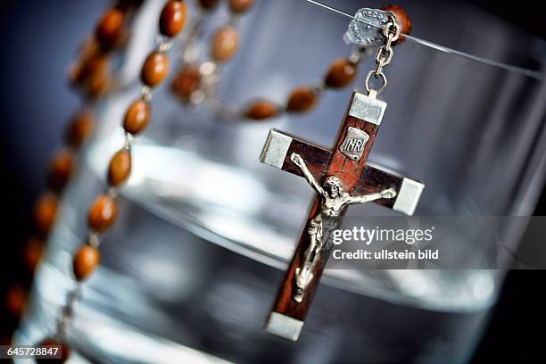 Wasserglas mit Kreuz, Symbolfoto Sterbehilfe