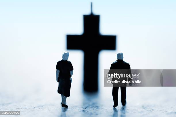 Miniaturfiguren und Kreuz, Symbolfoto Sterbehilfe