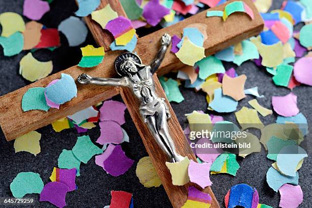 Kreuz mit buntem Konfetti, Symbolfoto Kirchenreform