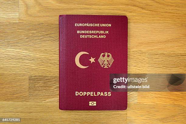 Deutscher Reisepass mit türkischem Halbmond, doppelte Staatsbürgerschaft, Fotomontage