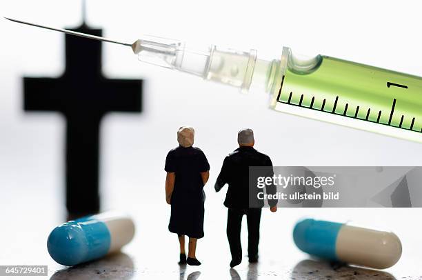 Miniaturfiguren, Kreuz, Tabletten und Spritze, Symbolfoto Sterbehilfe