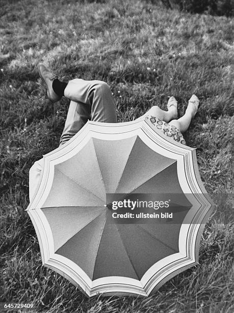 Paar geschützt vom Sonnenschirm, 50er Jahre