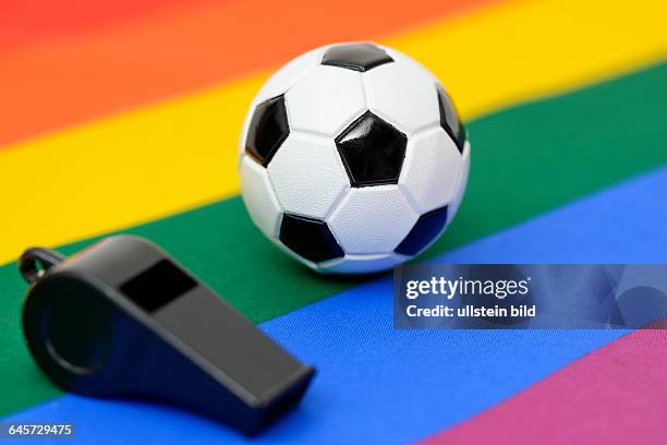 Fußball und Regenbogenfahne, Symbolfoto Homosexualität im Fußballsport