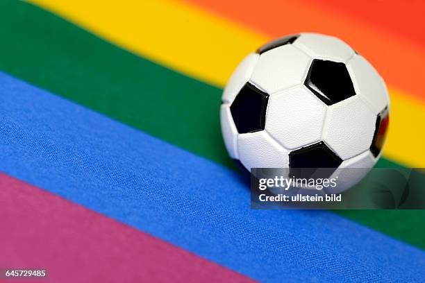 Fußball und Regenbogenfahne, Symbolfoto Homosexualität im Fußballsport