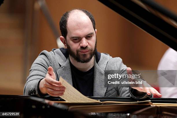 Kirill Gerstein gastiert in Begleitung des Gürzenich-Orchester Köln unter der Leitung des amerikanischen Dirigenten James Gaffigan Philharmonie Köln