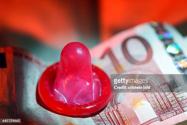 Rotes Kondom auf 10-Euro-Schein, Symbolfoto Zwangsprostitution