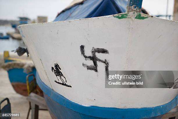 Hakenkreuz geschmiert auf ein Fischerboot im Hafen von Marsaxlokk, Malta