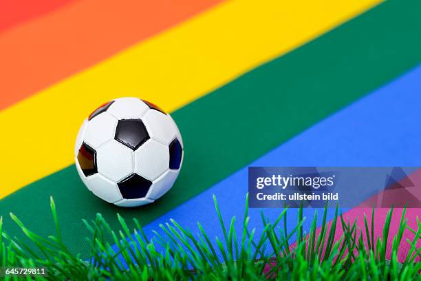 Fußball und Regenbogenfahne, Symbolfoto Homosexualität im Fußballsport