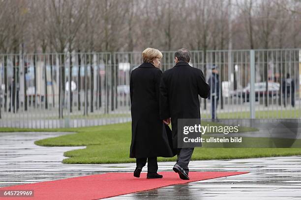 Berlin, Bundeskanzleramt, Begrüßung des Premierministers der Republik Türkei, Ahmet Davutoglu, durch die Angela Merkel mit militärischen Ehren, Foto:...