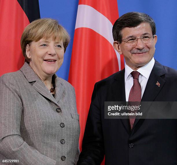Berlin, Bundeskanzleramt, Begrüßung des Premierministers der Republik Türkei, Ahmet Davutoglu, durch die Angela Merkel mit militärischen Ehren, Foto:...