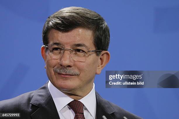 Berlin, Bundeskanzleramt, Begrüßung des Premierministers der Republik Türkei, Ahmet Davutoglu, durch die Angela Merkel mit militärischen Ehren, Foto:...