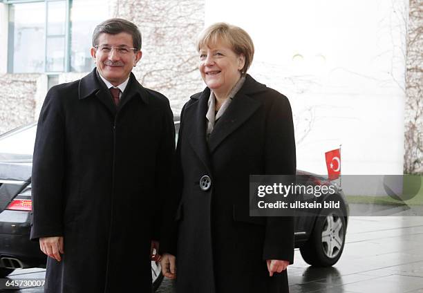 Berlin, Bundeskanzleramt, Begrüßung des Premierministers der Republik Türkei, Ahmet Davutoglu, durch die Angela Merkel mit militärischen Ehren, Foto:...