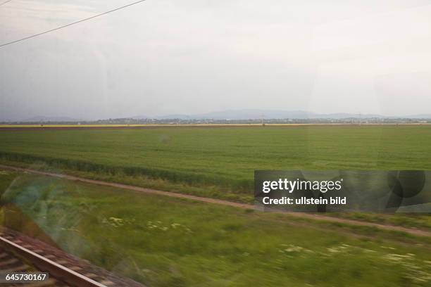 Blick aus dem Fenster eines Zuges auf der Strecke von Brasov nach Bukarest in Rumänien.