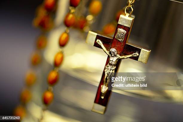 Wasserglas mit Kreuz, Symbolfoto Sterbehilfe