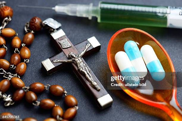 Kreuz, Tabletten und Spritze, Symbolfoto Sterbehilfe