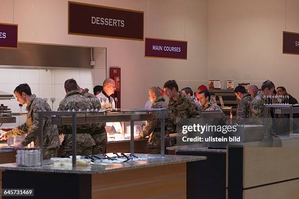 Soldaten beim Mittagessen im Kasernenrestaurant und Cafeteria JB's der Athlone Kaserne in Paderborn-Sennelager