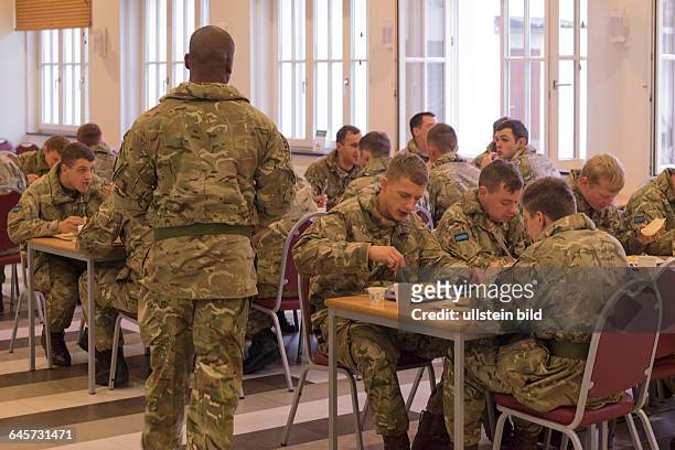 Soldaten beim Mittagessen im Kasernenrestaurant und Cafeteria JB's der Athlone Kaserne in Paderborn-Sennelager