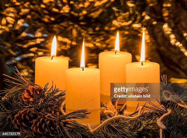 Ein Adventskranz zu Weihnachten sorgt für romatinsche Stimmung in der stillen Advent Zeit. Vier Kerzen brennen zum 4. Advent