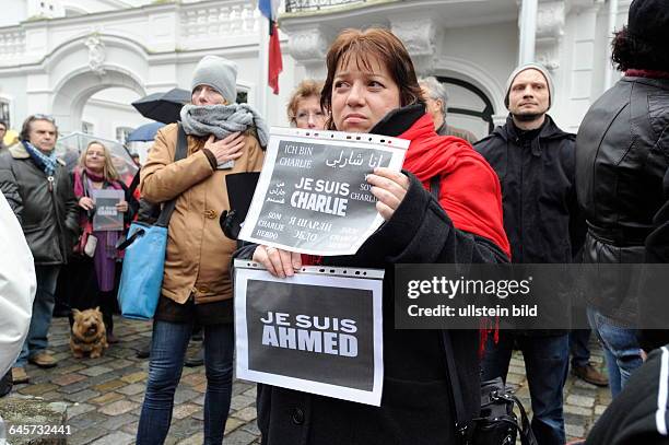 Wegen der Terroranschläge von Paris demonstrieren 1000 Menschen auf dem Saarbrücker Ludwigsplatz vor dem französischen Generalkonsulat. Dort kann man...