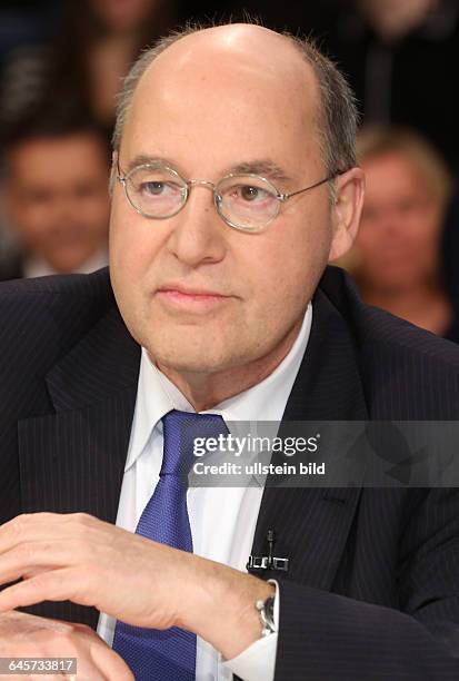 Dr. Gregor Gysi in der ZDF-Talkshow "Maybrit_Illner" am in BerlinThema der Sendung: Aufstand in Athen - Scheitert Merkel, scheitert der Euro?