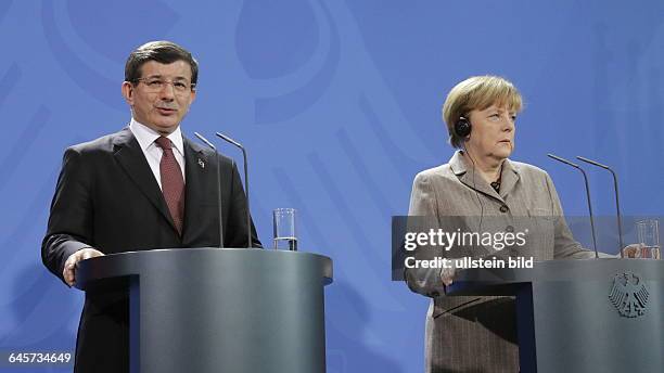 Berlin, Bundeskanzleramt, Begrüßung des Premierministers der Republik Türkei, Ahmet Davutoglu, durch die Angela Merkel mit militärischen Ehren, Foto:...