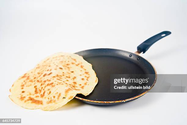 Pfannkuchen in einer Pfanne - pancake in a pan