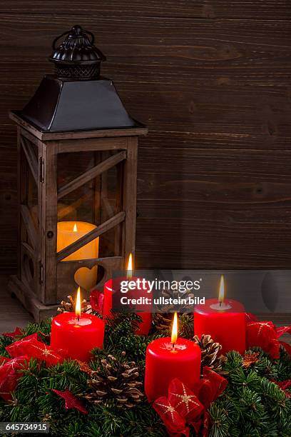 Ein Adventskranz zu Weihnachten sorgt für romatinsche Stimmung in der stillen Advent Zeit. Vier Kerzen brennen zum 4. Advent