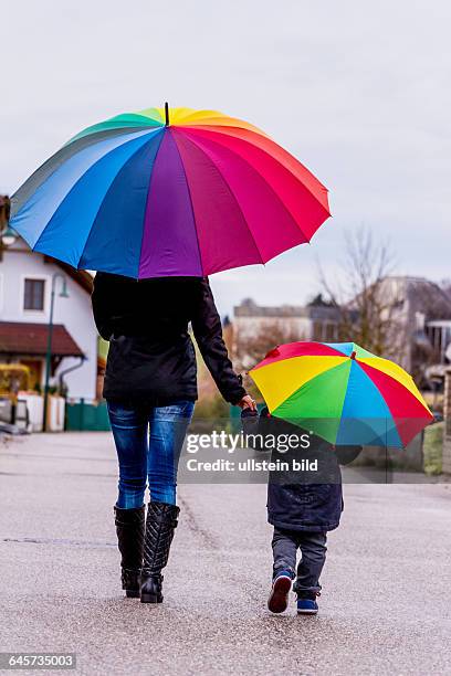 Mutter und Kind mit Regenschirm