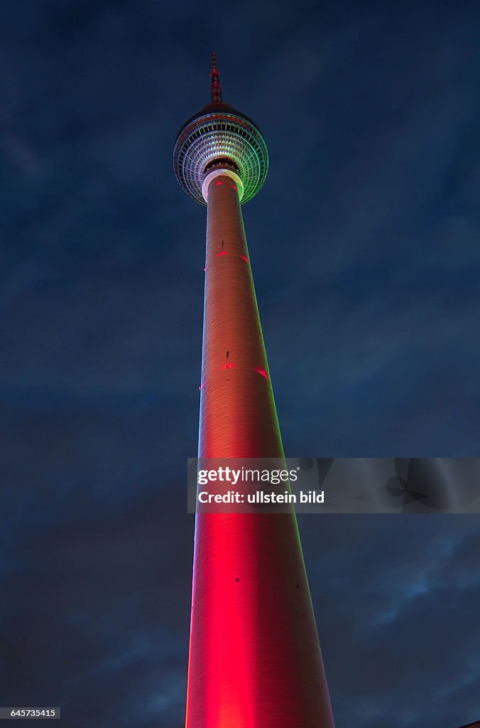 Gestern Abend wurde schon mal probiert. Am Sonntag Abend wirdder Fernsehturm am Alex an der Olympiabewerbung Berlins teilnehmen.