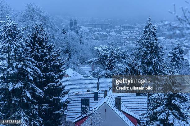 Schnee fällt in Saarbrücken und färbt die Landeshauptstadt weiss.Im Bild: Wie im Märchen wirkt das verschneite Saarbrücken bei einem Blick im Licht...