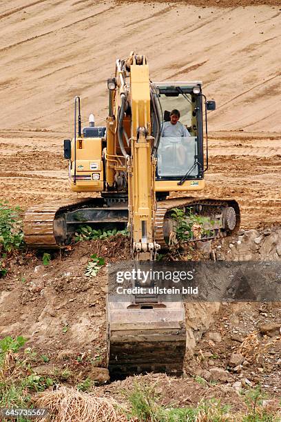 Bauarbeiter auf einer Baustelle - Building worker on a building site