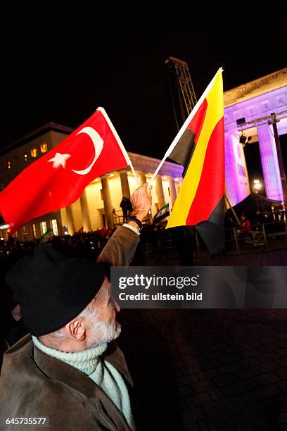 Berlin-Mitte: Mahnwache des Zentralrats der Muslime am Pariser Platz vor dem Brandenburger Tor - Tausende Menschen nehmen an der Mahnwache für...