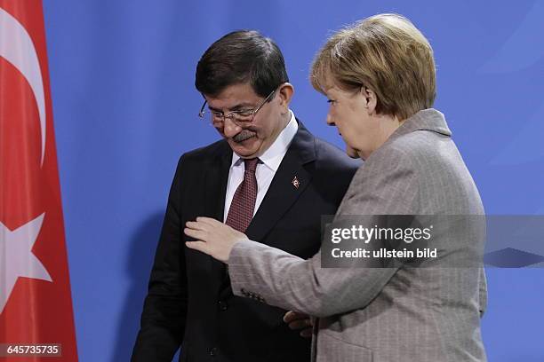 Berlin, Bundeskanzleramt, Begrüßung des Premierministers der Republik Türkei, Ahmet Davutoglu, durch die Angela Merkel mit militärischen Ehren, Foto:...