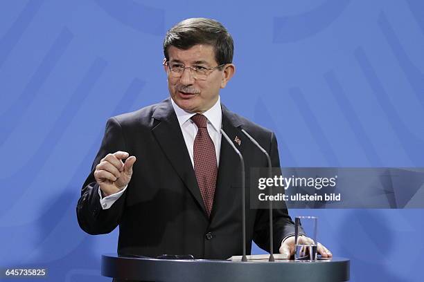 Berlin, Bundeskanzleramt, Begrüßung des Premierministers der Republik Türkei, Ahmet Davutoglu, durch die Angela Merkel mit militärischen Ehren, Foto:...