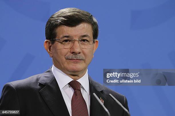 Berlin, Bundeskanzleramt, Begrüßung des Premierministers der Republik Türkei, Ahmet Davutoglu, durch die Angela Merkel mit militärischen Ehren, Foto:...