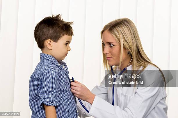 Ärztin und kleiner Junge, Symbol für Krankheiten, Diagnostik, Herzfehler