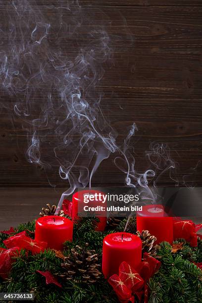 Ein Adventskranz zu Weihnachten sorgt für romatinsche Stimmung in der stillen Advent Zeit. Vier Kerzen wurden beim 4. Advent ausgepustet
